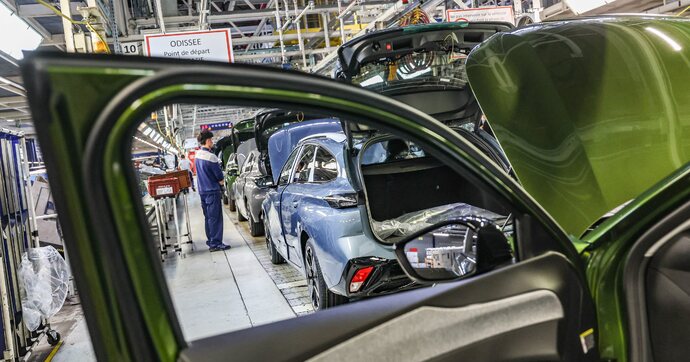 Stellantis et Renault placent des usines en chômage partiel parce que leurs voitures électriques se vendent trop bien