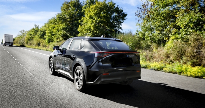 "Faisabilité technique prouvée" : des milliers d'automobilistes empruntent sans le savoir cette route qui peut charger les batteries en roulant