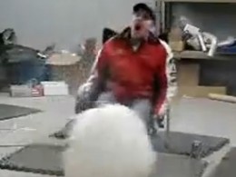 Vidéo : Régis joue avec des airbags. Le problème de la descendance est réglé