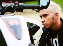 Lewis Hamilton: quand le Champion de la F1 adule le MotoGP