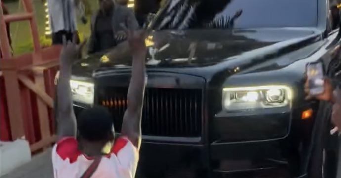 La foule encercle la Rolls-Royce de Shatta Wale et la situation dérape