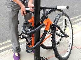 Design : le vélo pliant qui fait aussi office d'antivol