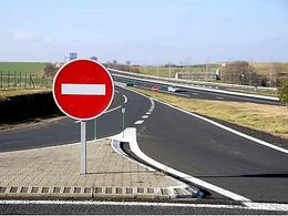 Il circule à contresens... pour inciter les autres à rouler moins vite !