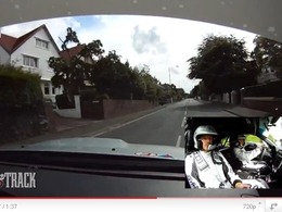 Ile de Man TT : Mark Higgins ne passe pas loin du pire dans sa STI. A 240 km/h. En ville.