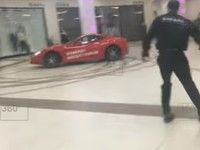 Insolite : une Ferrari California en travers dans un centre commercial