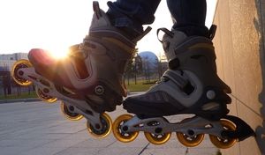Insolite - Un homme en rollers arrêté sur l'autoroute