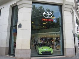 Les Champs-Elysées très convoités par les constructeurs
