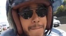 Lewis Hamilton à moto : un selfie qui aurait pu lui coûter cher