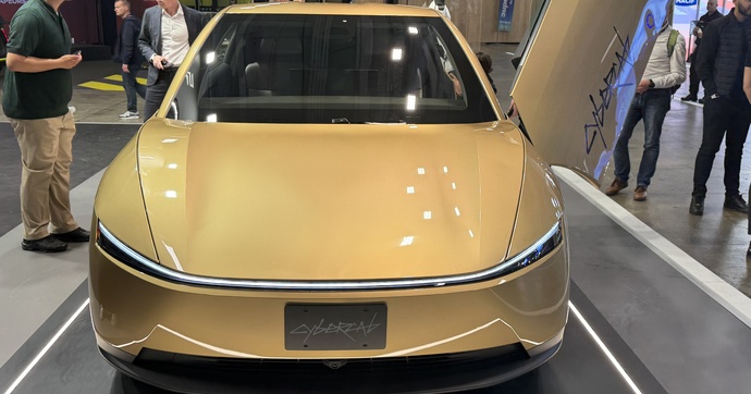 Mondial de l'Auto 2026 : Cybercab, Model Y...Rien de neuf chez Tesla mais la marque pousse fort pour rester leader
