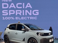 Moins chère que la Renault Twingo, la Dacia Spring offre un style bien différent