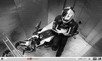 Vidéo moto : Chris Pfeiffer stunt sur la tour BMW