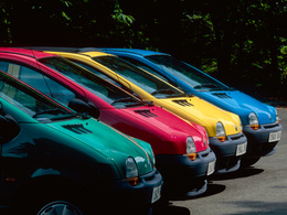 (Minuit chicanes) Quel artiste contemporain se cache derrière la Renault Twingo 1ère génération?