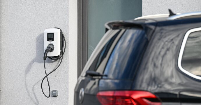 Voitures à 10 000 euros, autos-écoles, bornes de recharge : le gouvernement dévoile la phase 2 de son plan « électricité »