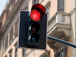 Feux rouges grillés: 3 780 automobilistes flashés en un an à Paris