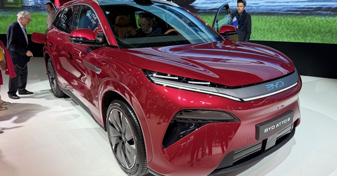 Au Mondial de l'auto, aucune voiture électrique ne charge plus vite : BYD Atto 8, 1er SUV « Flash Charging »