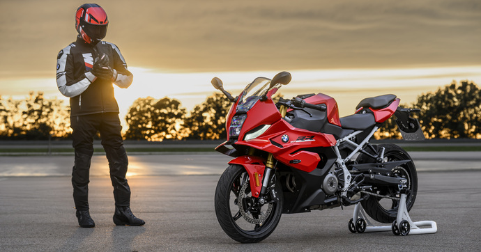 BMW F 450 RR (2027) : 48 chevaux, look de S 1000 RR, à partir de 7 350 €, le bon coup de BMW sur le marché A2 ?