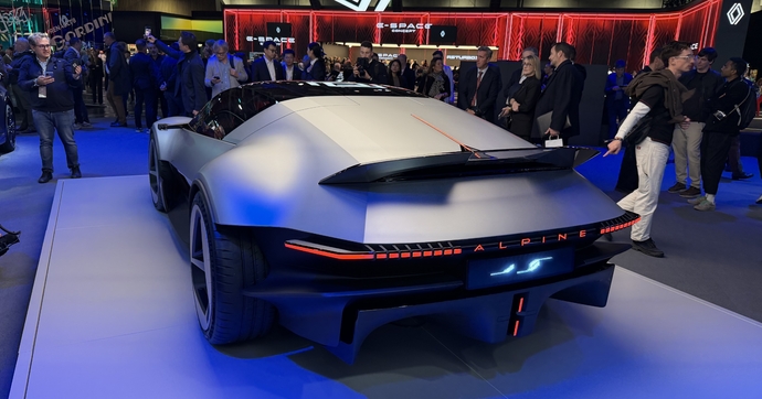 « C’est beau et c’est Francais » : ce que les gens pensent de l’Alpine A310 Vision au Mondial de l'Auto 2026