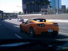 Insolite : une Tesla Roadster nargue les voitures thermiques