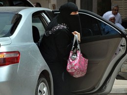 Les femmes saoudiennes demandent à Hillary Clinton son soutien dans leur combat pour le droit de conduire