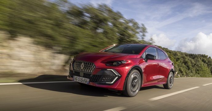 Pourquoi est-ce que la Renault Clio pourrait voir les prix de sa version haut de gamme augmenter de 2 900 euros ?