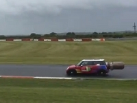 Crash : une Mini jet tente de prendre un virage