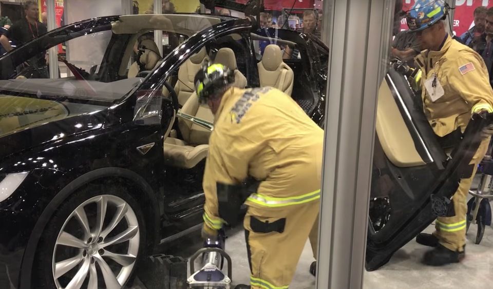 Voici comment découper un Tesla Model X pour en extraire ses occupants