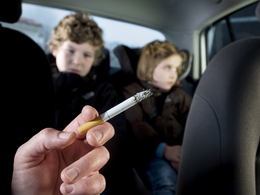 Angleterre : la cigarette bientôt interdite en voiture en présence d'enfants ?