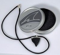 La Shark attitude: Tirelire et pendentif.