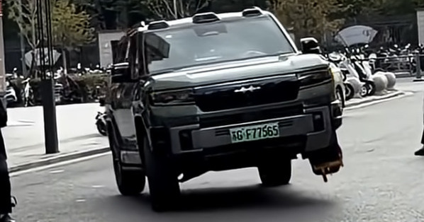 Ce conducteur chinois ridiculise un sabot de stationnement grâce à la technologie de son SUV