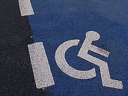 Paraplégique, un américain vole une voiture dans une concession