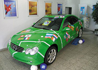 Une Mercedes CLK 500 aux couleurs d'un terrain de foot