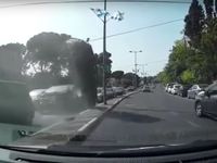 Une Audi A3 en flammes après un crash spectaculaire
