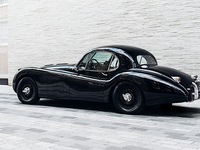Une ancienne Jaguar XK120 convertie à l'électrique
