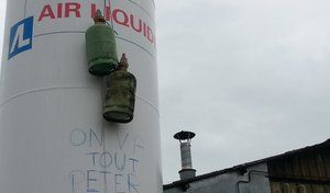 Les ouvriers d'une usine automobile menacent de tout faire sauter