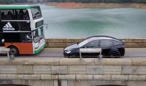 Un conducteur de Tesla Model X incapable de croiser un bus