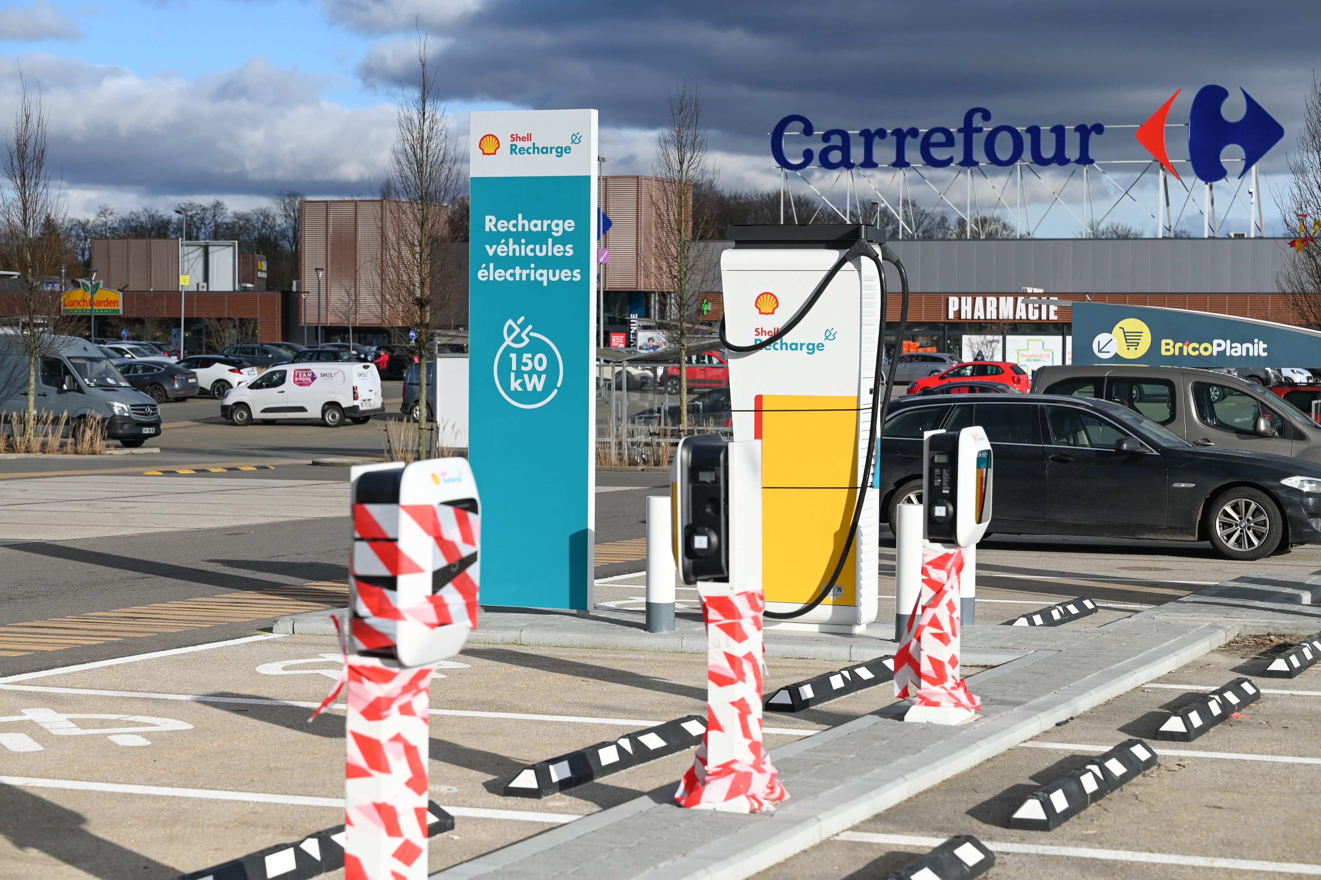 voitures-lectriques-les-grandes-surfaces-tiennent-leurs-clients-par