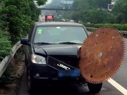Insolite: une scie circulaire géante attaque une voiture