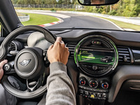 Mini : un tour de Nürburgring en Cooper SE, sans freiner