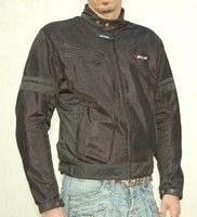 Gros plan sur le blouson Carbon.