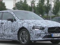 La future Mercedes CLA montre son regard