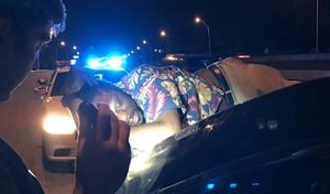 Ivre, il passe 20 kilomètres sur le coffre d'une voiture