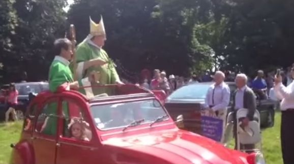 Le Mans : chaque année, l'évêque bénit les autos de ses fidèles