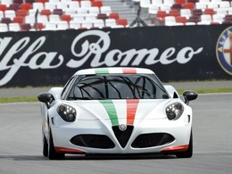 Sport: L'Alfa Romeo 4C se montre chez les motards