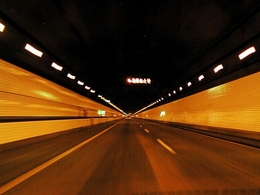 Sécurité routière: on conduit mal dans les tunnels