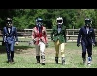 Video : les De Soultrait font de l'enduro en mode costard pour Vicomte