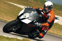 Loeb s'essaie à la moto, sur une KTM...