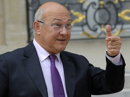 Insolite: Michel Sapin se fracture un bras en faisant le plein