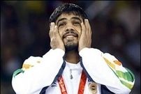 Un lutteur Indien médaillée de bronze en moto : "Royal"