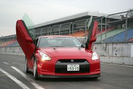 Nissan GT-R: lui manquait juste des ailes pour voler!