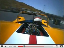 Une McLaren M6B lancée sur le circuit d'Infineon : un véritable symphonie en V8 majeur